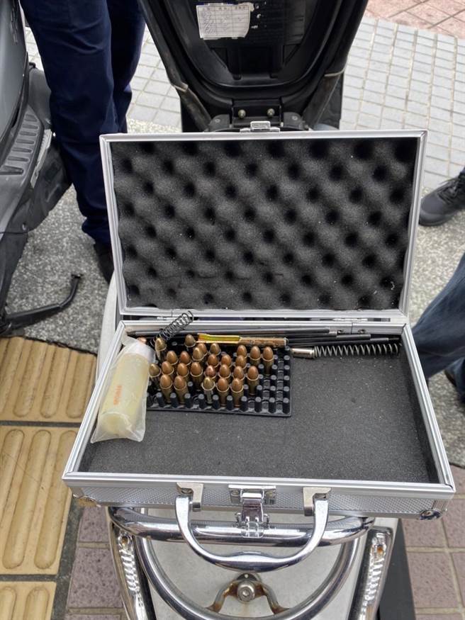 高雄市許姓男子酒後騎車因紅燈越線遭警方攔查，不僅被查出酒駕，車子還藏有28顆子彈。（翻攝照片／石秀華高雄傳真）