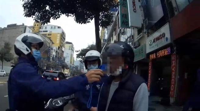 警方對許男施以酒測結果超過標準值。（翻攝照片／石秀華高雄傳真）