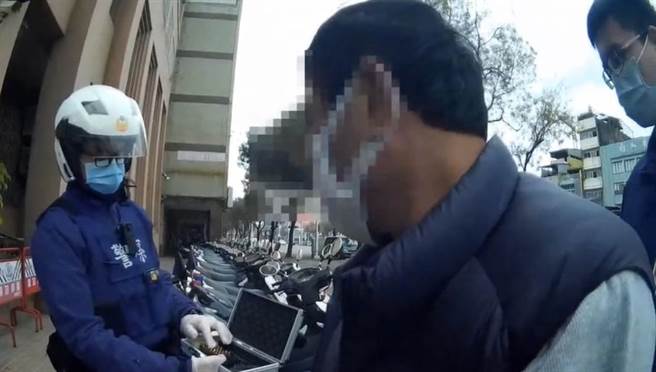 許男不僅被查出酒駕，被警方查出機車中還藏有28顆子彈。（翻攝照片／石秀華高雄傳真） 