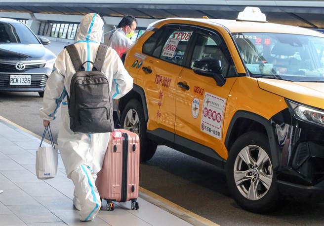 桃园市长郑文灿20日主持防疫会议，他说明，目前居隔1160人，24检疫所有2045人，受影响总共3215人。不过现在很多确诊个案是居隔间2採或解隔确诊，代表社区风险降低。图为桃园机场入境旅客搭乘防疫计程车。（非新闻当事人）（陈麒全摄）