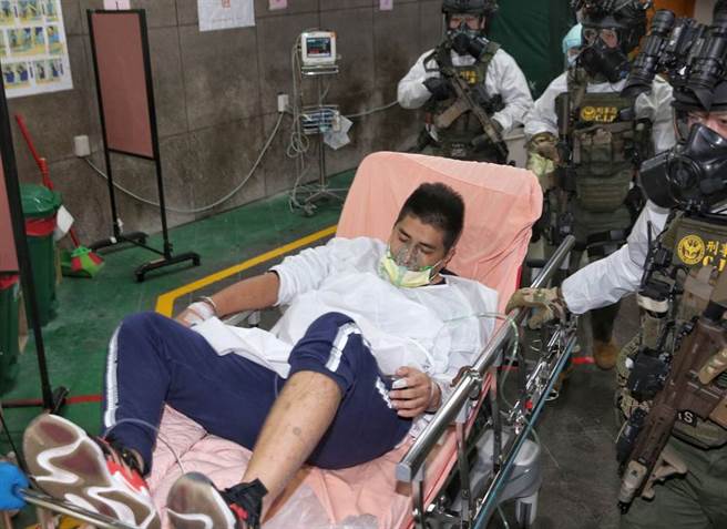 新店枪击案黄姓嫌犯由刑事局押返松山机场，黄嫌在落地后发生癫痫状况，随即被送往台北仁爱医院救治。（中时资料库）