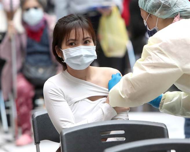 北車接種站今換BNT上場 周一、三、四提供BNT第一、二劑以及追加劑隨到隨打，把握年前4天。圖為接種疫苗的民眾。（資料照／鄭任南攝）