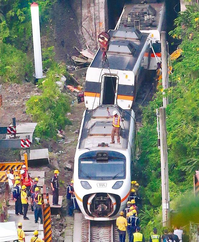 2021年4月2日發生台鐵太魯閣號出軌意外，26位罹難者家屬於本周一（17日）共同提民事訴訟。（本報系資料照）