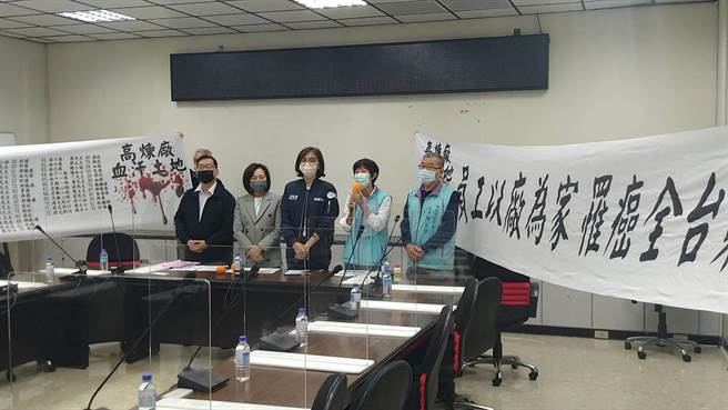 国民党议员组成的KK政线今（20）日指控，传出台积电对高市政府整治中油污染土地不具信心，有意移至未受污染的中油宿舍区及球场，消息一出引发居民强烈抗议。（柯宗纬翻摄）