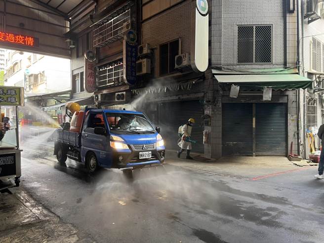 八德大湳市場外攤賣菜人員確診感染源不明，休市至21日正在清消中。（陳夢茹攝）