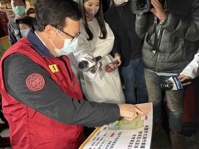 桃園市長鄭文燦今到大湳市場視察清消。（陳夢茹攝）