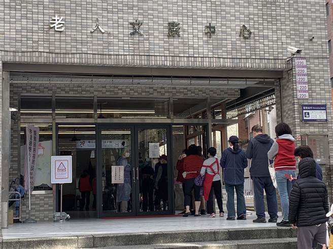 八德綜合大樓臨時採檢站昨天下午2點半開設，有不少民眾排隊。（陳夢茹攝）