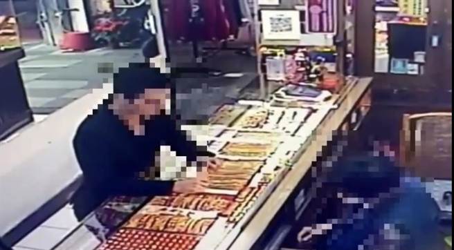 吴男一拿到金戒指，立即朝店外逃逸，店家吓得赶紧报警。（警方提供／王志伟花莲传真）