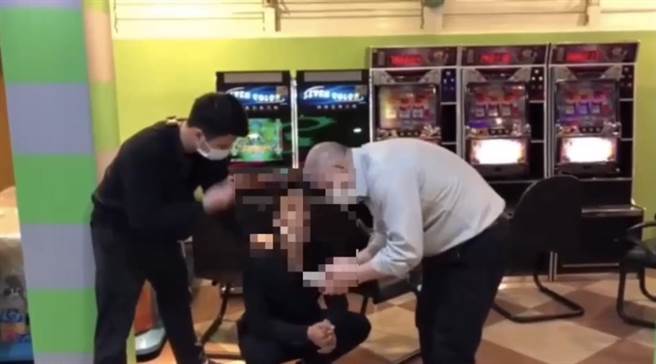 吴男将抢来的金戒指卖掉金得手2万5千元，再花3000元包车直奔台东。警方在垫子游艺场逮人。（警方提供／王志伟花莲传真）