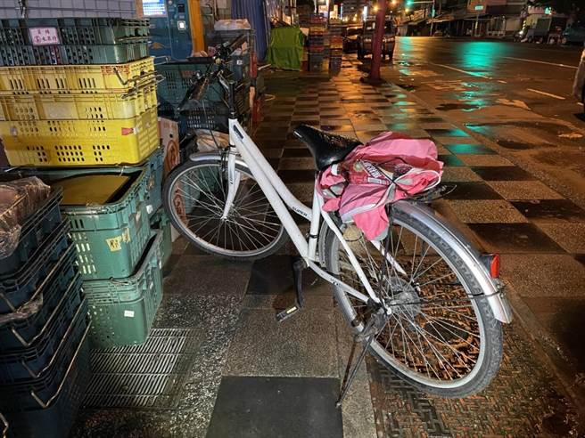 吴男抢走戒指后往店外狂奔，骑上单车迅速在市区乱窜。（警方提供／王志伟花莲传真）