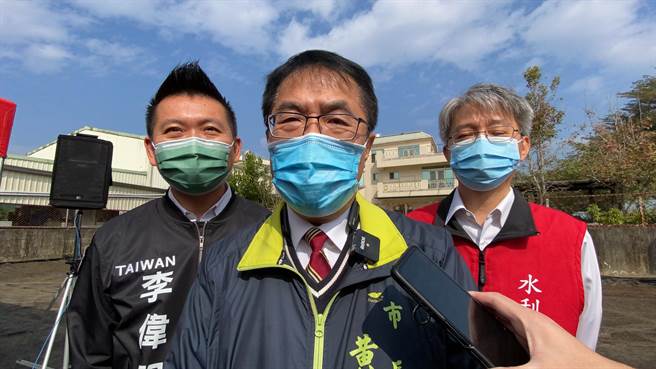 台南市长黄伟哲（中）表示，民调会作为施政参考。（曹婷婷摄）