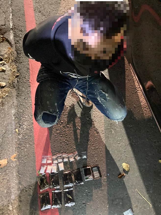 前鎮警深夜快打攔查交通違規，意外查獲19包毒品。（翻攝照片／高雄洪靖宜傳真）