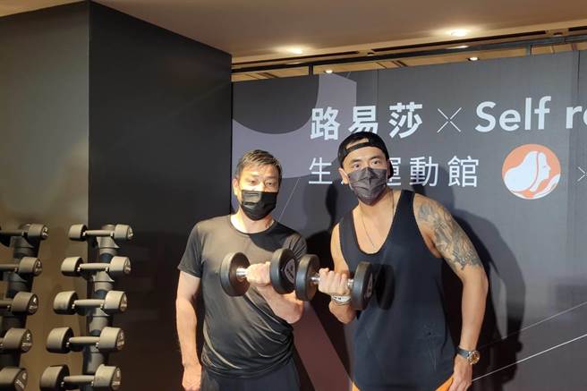 路易莎咖啡创办人黄铭贤（右）与润泰新董事长简沧圳（左）。（黄琮渊摄）