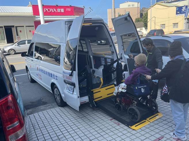 苗栗縣政府復康巴士需求逐年提高，縣府今年向中央爭取購置新車，並與民間團體合作，將增加8輛提供服務。（苗栗縣政府提供／李京昇苗栗傳真）