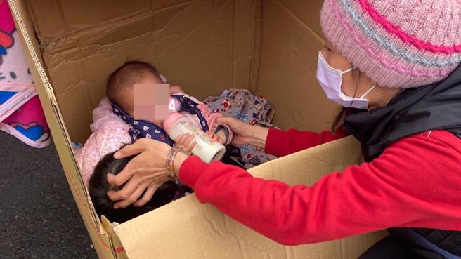 一名妈妈边摆摊卖释迦，还要边照顾幼儿，令她十分不舍，立刻买了两箱释迦捧场，并呼吁网友多关心弱势，让他们早日收工回家。（图／翻摄自桃园妈妈-李柏瑟）