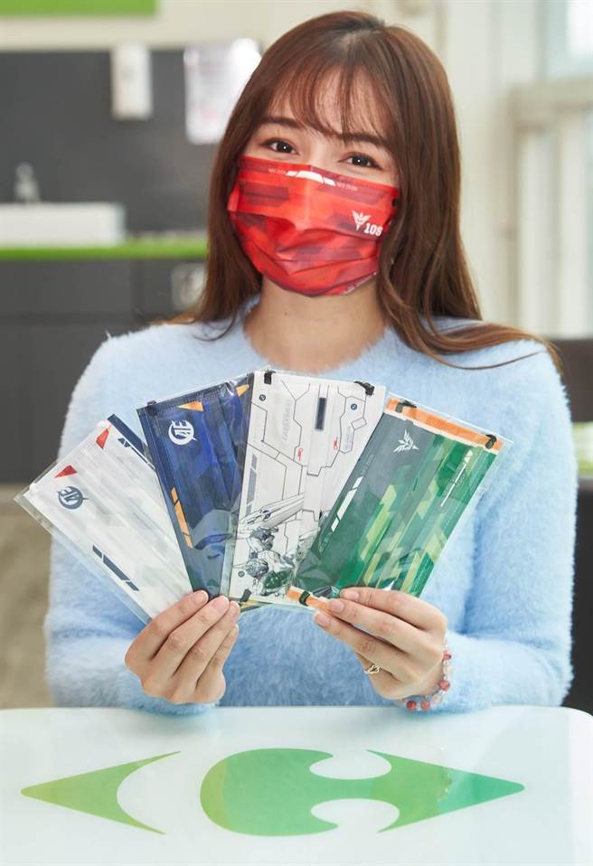 家乐福23日起推出「钢弹联名口罩–数位迷彩系列」，每盒20入，170元。（家乐福提供）