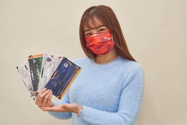 家乐福23日起推出「钢弹联名口罩–数位迷彩系列」，每盒20入，170元。（家乐福提供）