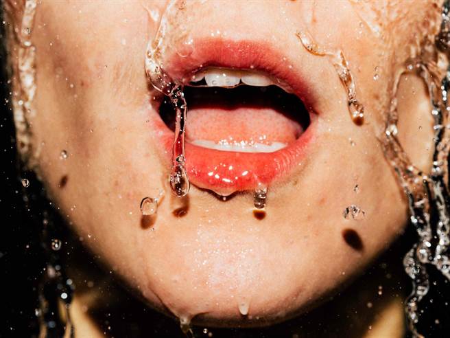 Grown Alchemist以LIP-LOVE为名，首度推出情人节限定【岁月修护润色唇膏双色组】。(图片提供1010 HOPE) 