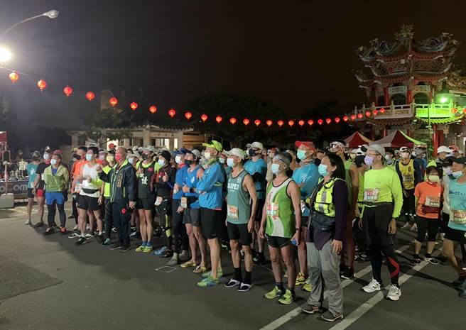 霧峰區福新宮日前舉行鄉鎮之美馬拉松，吸引不少馬拉松愛好者參與，萬豐派出所員警也到場宣導防制酒駕、開車禮讓路人等觀念。（霧峰分局提供／黃國峰台中傳真）