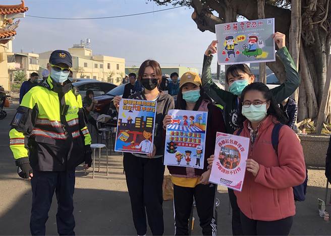 霧峰區福新宮日前舉行鄉鎮之美馬拉松，萬豐派出所員警也在終點宣導防制酒駕、開車禮讓路人等觀念。（霧峰分局提供／黃國峰台中傳真）