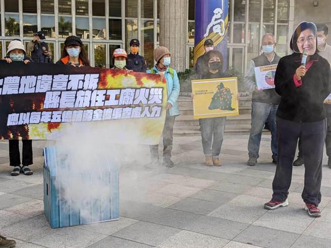 彰化去年57件火灾一半是违章农地工厂，环团质疑举报160件新增违章拆除挂零。（吴敏菁摄）