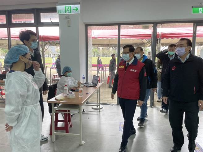 因应桃园机场扩大落地筛检，桃园市长郑文灿表示桃园各医院要轻重症分流。(吕筱蝉摄)