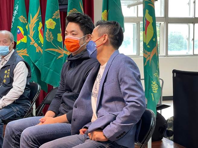 國民黨立委蔣萬安（左）、國民黨台北市議員李明賢（右）。（圖／取自臉書「李明賢 -阿賢之聲」）