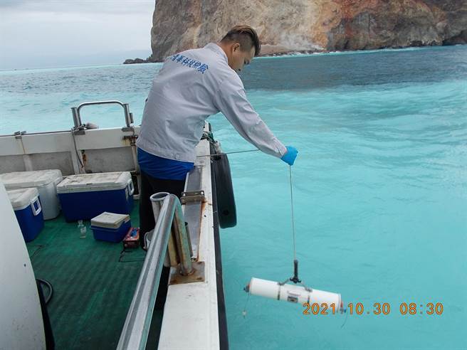 海洋委员会海洋保育署人员到宜兰龟首海域检测海域水质。（海洋保育署提供／林瑞益高雄传真）