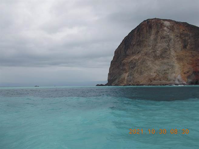 海洋委员会海洋保育署人员持续注意宜兰龟首海域水质。（海洋保育署提供／林瑞益高雄传真）