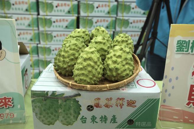 基隆市长林右昌今日透过立委刘棹豪牵线，认购200箱台东凤梨释迦。（基隆市政府提供／陈彩玲基隆传真）