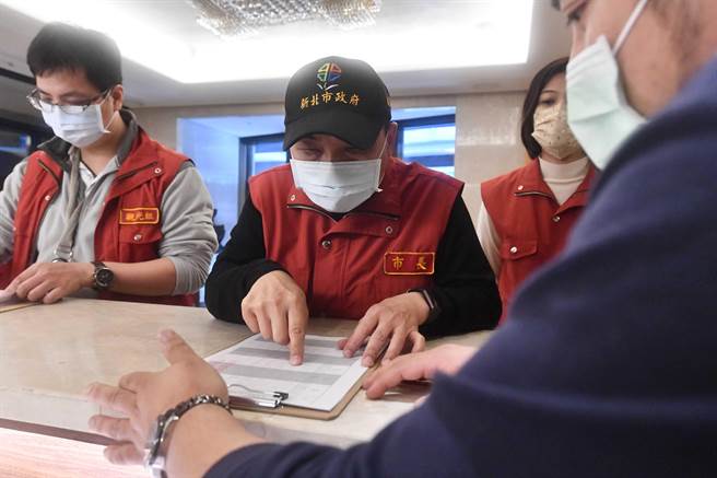 新北市长侯友宜曾带队到防疫旅馆稽查。（新北市府提供）