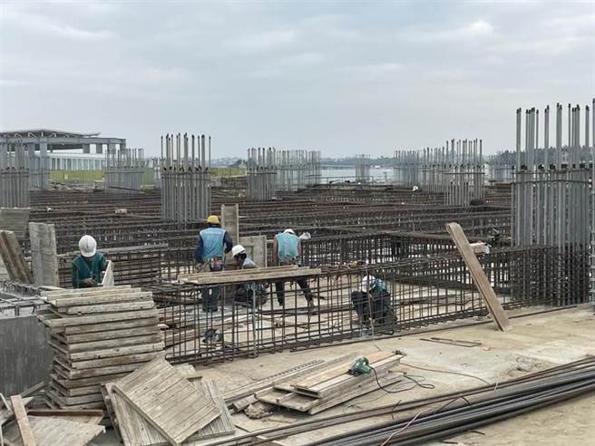 金门水头旅客服务中心新建工程，因县议会冻结其中2.7亿元预算，引发府、会激烈「空战」。（李金生摄）