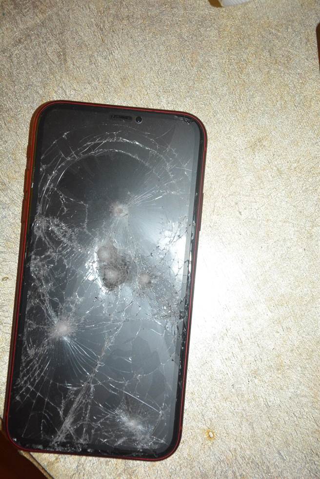 警方发现，另1只手机萤幕有明显破损，却被丢在床底下。（台中市警第二分局提供／张妍溱台中传真）