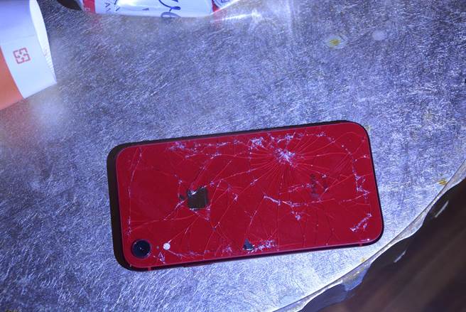 鑑识人员当天在案发现场，採集迹证发现，死者1只手机好好的放在床头，另1只手机遭破坏。（台中市警第二分局提供／张妍溱台中传真）