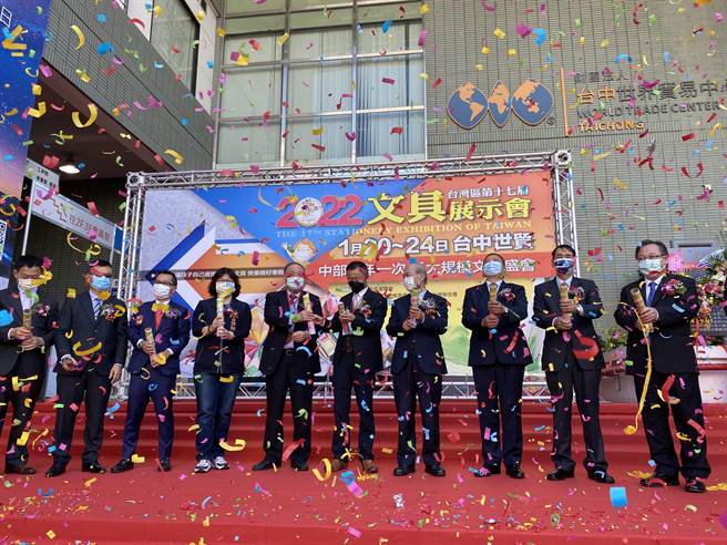 第17届「文具大展」20日在台中世贸中心展开，打出全馆买一送一优惠，邀民眾抢便宜。(林欣仪摄)