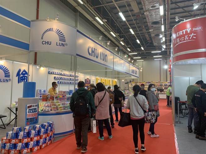 第17届「文具大展」20日在台中世贸中心展开，打出全馆买一送一优惠，邀民眾抢便宜。(林欣仪摄)