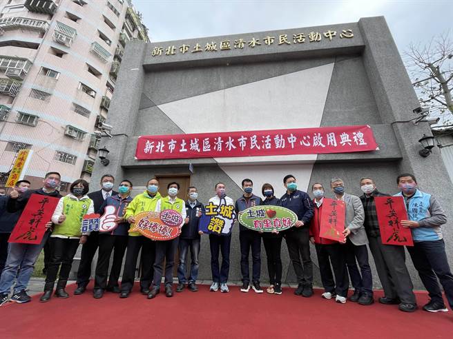 新北市土城清水市民活動中心今日啟用，新北市長侯友宜到中心內與小朋友作畫春聯，並在「平安祥虎」春聯題名，場面熱鬧。（蔡雯如攝）