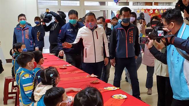 新北市土城清水市民活動中心今日啟用，新北市長侯友宜到中心內與小朋友作畫春聯，並在「平安祥虎」春聯題名，場面熱鬧。（蔡雯如攝）