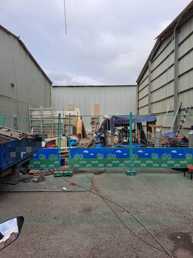 新北市鶯歌區高職西街一處鐵皮屋去年12月遭警方查緝，發現內部為改造槍枝兵工廠，為了杜絕該處再度成為治安死角，三峽警分局提報市府公安聯合稽查小組，拆除違章建築。（三峽警分局提供）