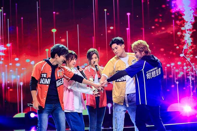 《飢饿》主持群合唱5周年单曲〈因为有你〉。（中视提供）