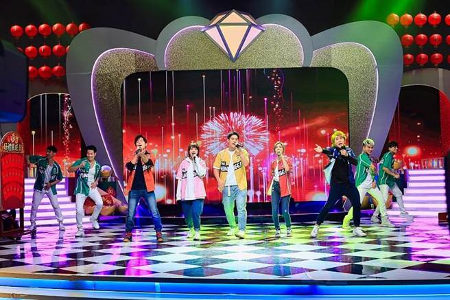 《飢饿》主持群合唱5周年单曲〈因为有你〉。（中视提供）