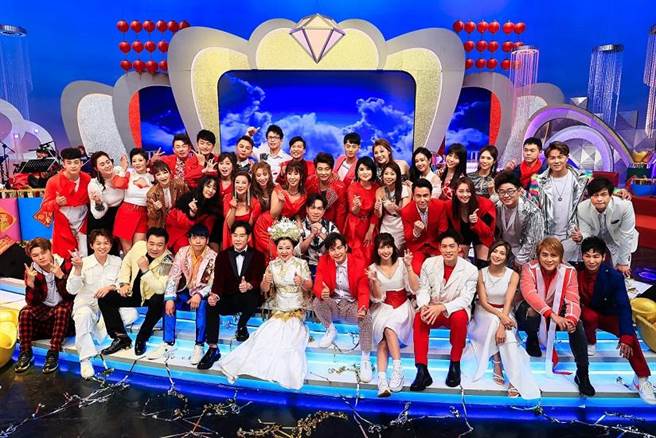 白冰冰（中右）、阳帆（中左）等人主持的除夕特别节目《虎虎生风旺旺年》眾星云集。（中视提供）