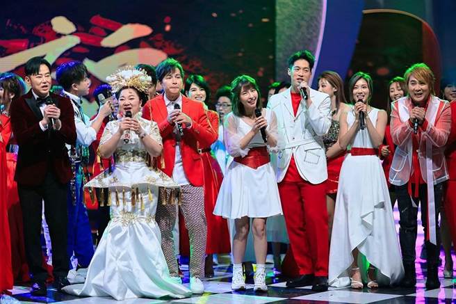 中视除夕特别节目《虎虎生风旺旺年》主持群阳帆（左起）、白冰冰、孙协志、峮峮、许孟哲、豆花妹以及王仁甫以红白配服装登场。（中视提供）