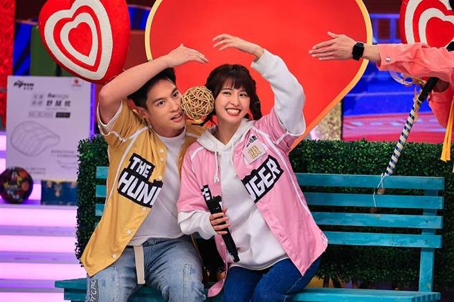 许孟哲（左）、峮峮玩「大吉大利传传乐」。（中视提供）