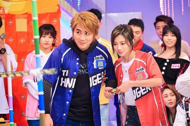  王仁甫（左）、豆花妹玩结合韩剧《鱿鱼游戏》的「欢乐木头人」。（中视提供）