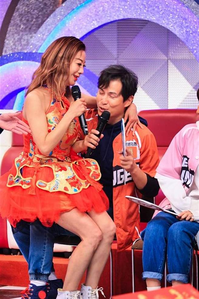 杨绣惠为争取分数抢坐孙协志大腿。（中视提供）