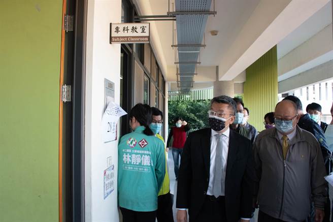台中市沙鹿区竹林国小专科教室设备老旧，立法院副院长蔡其昌（中）现勘争取改善。（王文吉摄）