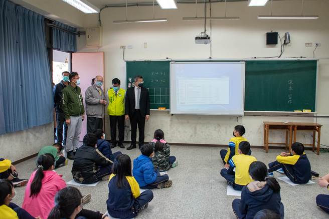 台中市沙鹿区竹林国小专科教室设备老旧，立法院副院长蔡其昌现勘争取改善。（王文吉摄）