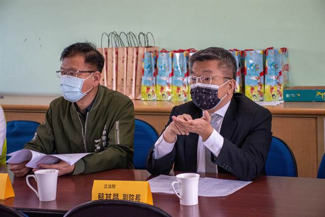 台中市沙鹿区竹林国小专科教室设备老旧，立法院副院长蔡其昌（右）现勘争取改善。（王文吉摄）