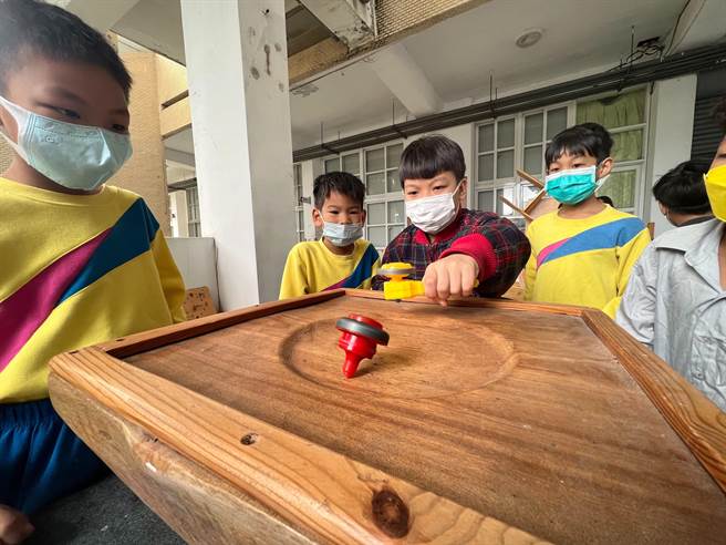 台東縣豐榮國小20日以社團園遊會闖關方式辦理休業式，讓全校學生可以認識每個社團，其中木工社更將作品義賣，所得將全數捐給1名家庭遭逢變故的同學。（蔡旻妤攝）